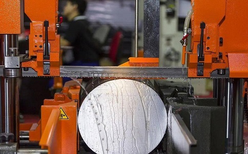 沿滩立式金属带锯床切削出现跑带故障解决方法！